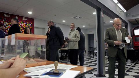 El expresidente de la Generalitat Jordi Pujol prepara sus papeletas en el colegio electoral de Barcelona donde ha votado