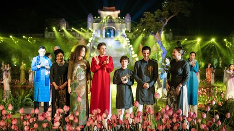 Laura Fontán, en el centro (de rojo), con sus tres hijos en un desfile celebrado el año pasado en Vietnam