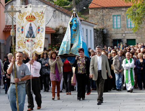 Un grupo de fieles trasladan la imagen de la Virgen durante la procesin. 