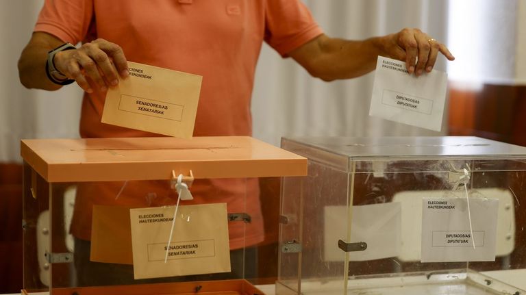 Preparativos electorales llevados a cabo este viernes en un colegio de Bilbao