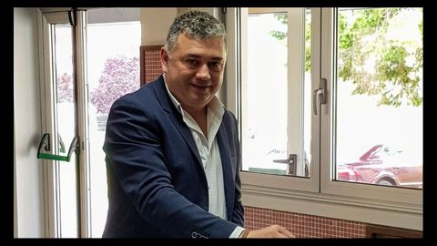 El alcalde de Ortigueira y candidato del PSOE, Juan Penabad Muras, votando
