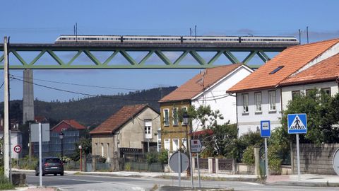 Un tren del eje atlntico circulando por el puente sobre el Ulla, en Catoira