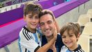 Lionel Scaloni posa con sus hijos (Ian, a la izquierda y Noah) tras conquistar la Copa del Mundo.