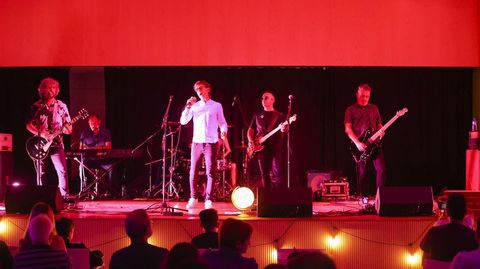 La banda larachesa Ambigüo actuó el miércoles en los Rueiros da Vila de Caión (imagen). Hoy tiene concierto en Carballo