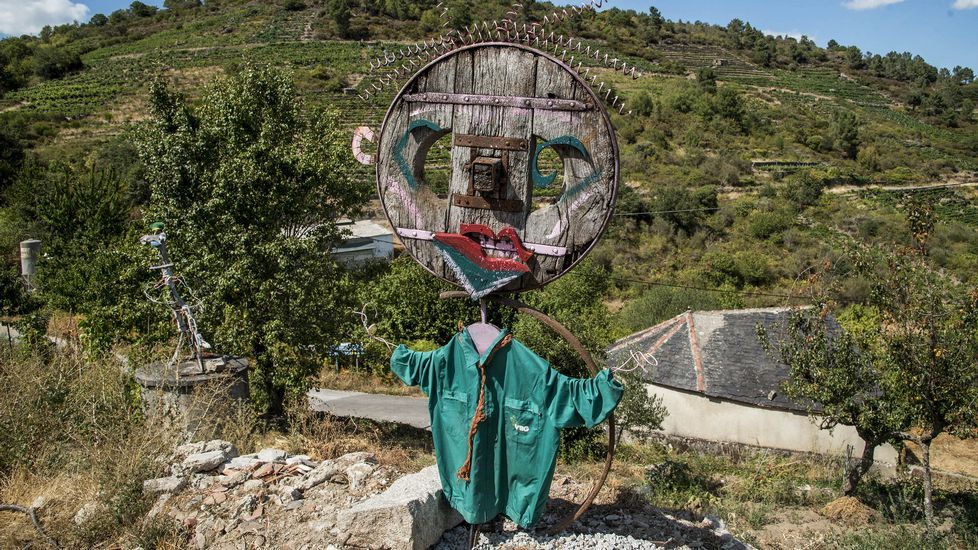 El artesano y escultor autodidacta C�ndido Canedo tiene expuestas sus creaciones junto a su casa de Vidueira