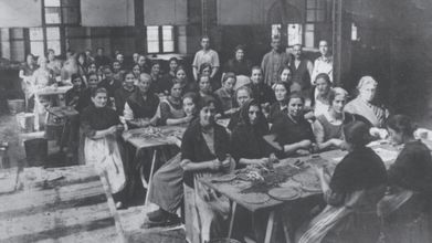 Trabajadoras elaborando filetes de anchoa en la fábrica de conservas Herrero Hermanos, en Candás
