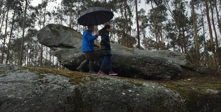 La Pedra da Cabirta pesa entre 50 y 60 toneladas y su margen de oscilación es de unos 15 centímetros.