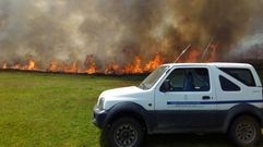 Incendio en Santullano de Allande, con uno de los coches de la consejera (Archivo)