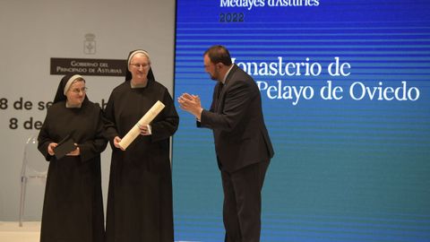 El presidente del Principado de Asturias, Adrián Barbón, entrega la Medalla de Asturias a las monjas Pelayas de Oviedo
