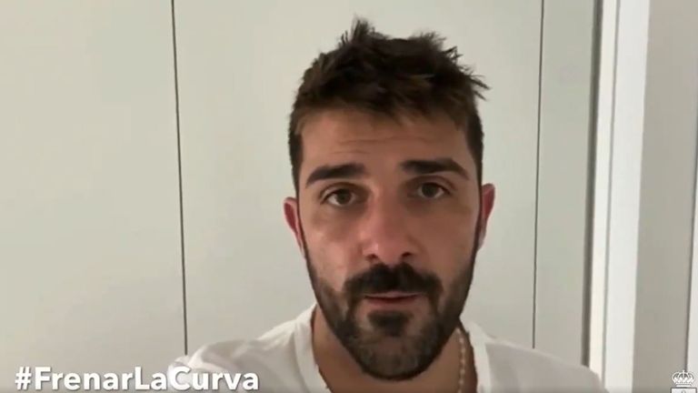 Captura del vídeo en el que David Villa pide a la gente que se quede en sus casas frente al brote de coronavirus