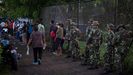 Militares y civiles hacen cola en Managua a la espera de acudir a votar. 