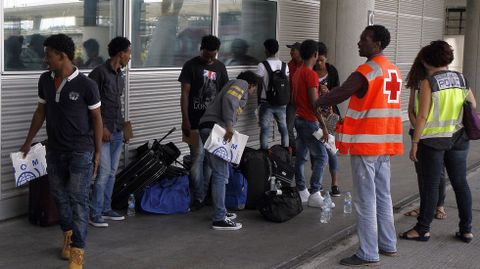 Imagen de archivo: diez eritreos llegando a Barajas