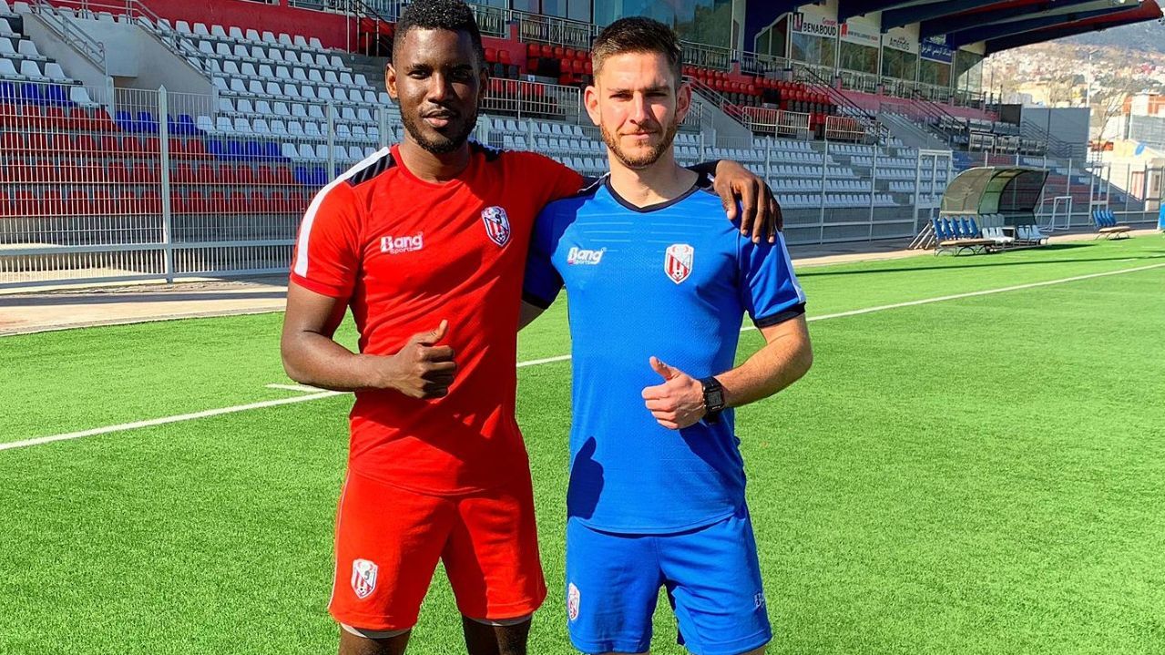 Gonzalo Lpez de Guereu, junto a un ftbolista de la liga marroqu