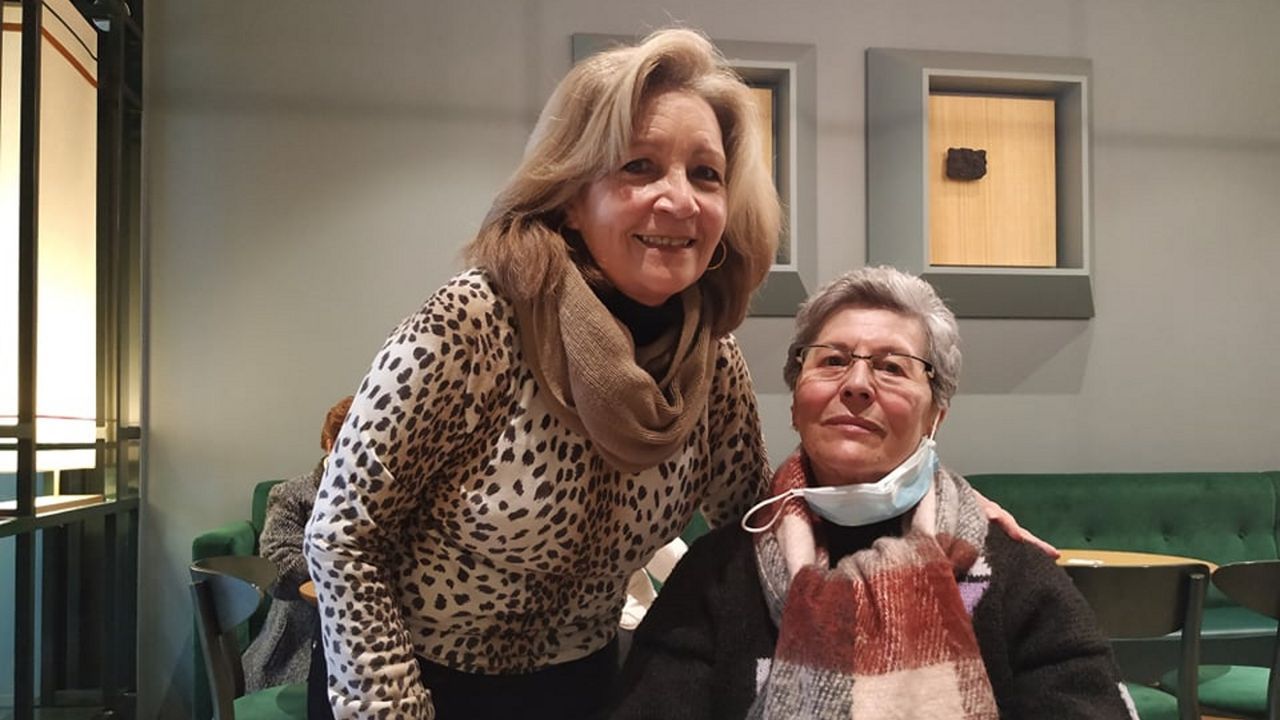 Lourdes López, a la izquierda, en el reencuentro con una de sus primas este jueves en Sarria