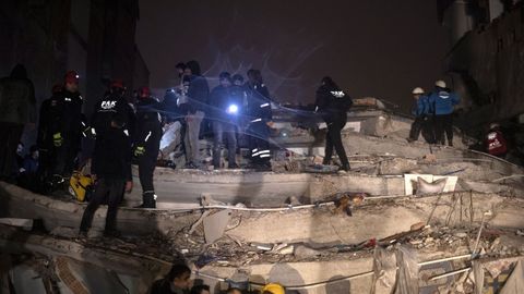 Personal de emergencias intenta rescatar víctimas del terremoto en Diyarbakir, en el sur de Turquía
