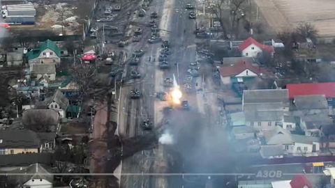 Tanques rusos que están siendo destruidos en las afueras de Brovary, en Ucrania