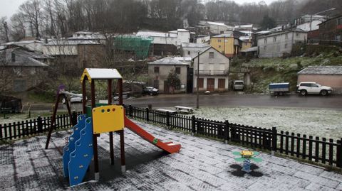 Nieve en el parque infantil de Santa Eufemia, cerca de Folgoso do Courel