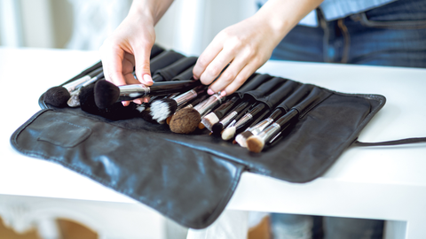 Los expertos recomiendan limpiar las brochas de maquillaje cada semana.