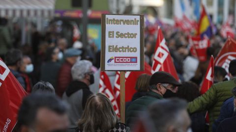 Concentración contra los altos precios de la energía eléctrica y la protección del empleo, en la Plaza del Vaticano de Avilés