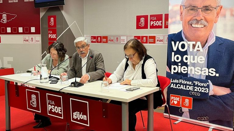 Encuentro en la Casa del Pueblo del PSOE de Gijón, entre distintas entidades de la ciudad, con Luis Manuel Flórez «Floro», Melania Álvarez y Natalia González