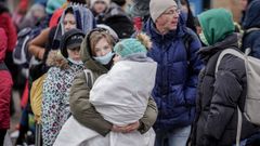 Ucranianos que han huido de la guerra, a su llegada a un campo de refugiados en Polonia.