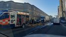 Dos horas después del incidente, Protección Civil todavía se afanaba en la limpieza de la calzada en la avenida Rosalía de Castro, con el consiguiente atasco de tráfico