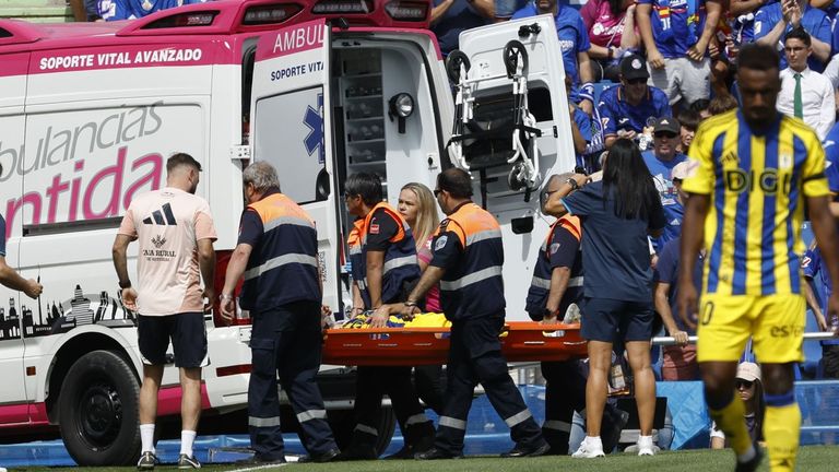Una ambulancia se lleva a Nacho Vidal tras un choque de cabezas en el Getafe-Oviedo