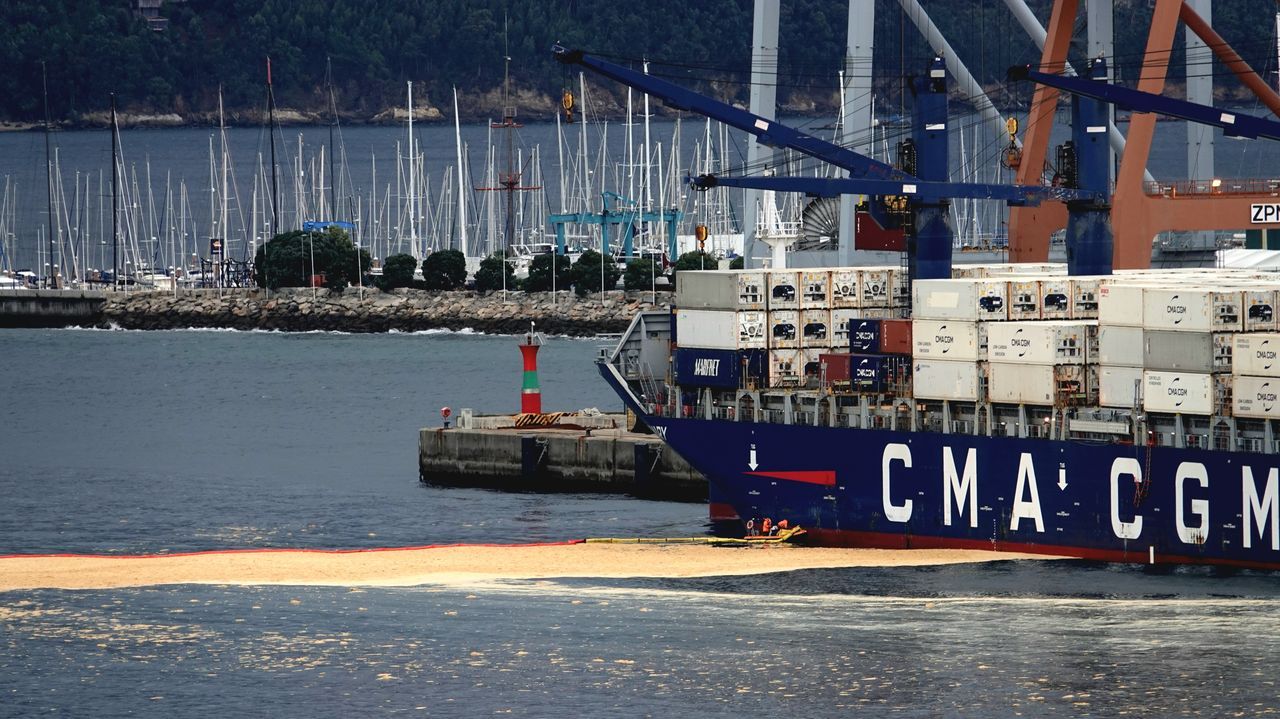 Dos trabajadores heridos al implosionar un silo de aceite de palma en el puerto de Vigo que dejó un vertido.Luis Oujo examina la nueva camioneta del Concello