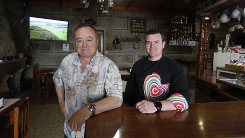 Castor Lorenzo y Daniel Lpez, fundador y actual gerente del bar Grancas en Ton