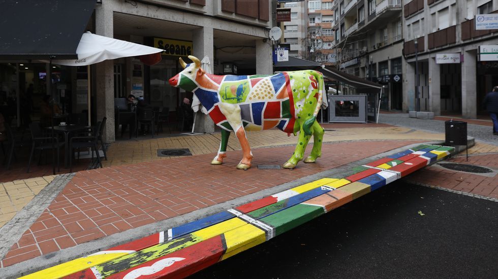 Entroido Pequeno en Cambre.El colorido y animado banco de Paz Nvoa y la vaca Popi son punto de encuentro en la plaza. Una zona cerrada al trfico que permite que los nios jueguen sin peligro