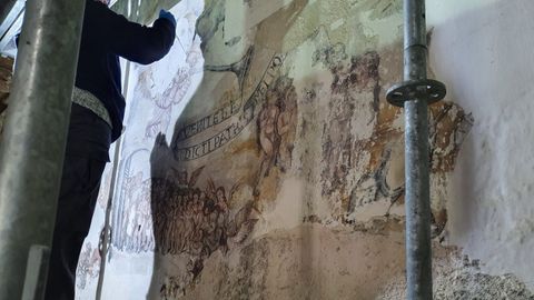 Un aspecto de la restauración de los murales renacentistas de la iglesia de Lobios, que se dio por terminada en febrero del año pasado