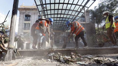 Labores de limpieza después de la explosión en La Habana 