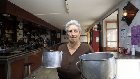 En el bar de Efigenia Freire todavía se conservan candiles que pertenecieron a la mina