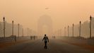 Un hombre camina entre la niebal en Nueva Delhi