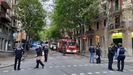 Imagen del lugar de la explosión esta mañana, en una calle de Barcelona. El fuego ha sido extinguido pero siguen las tareas de investigación