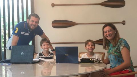 Ramón Girón, con su mujer y sus hijos realizando las tareas escolares