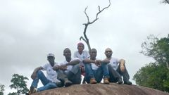 El asturiano Hctor lvarez (derecha), con parte del equipo de movilizadores sociales de Mdicos del Mundo en Sierra Leona durante una visita a las zonas rurales ms alejadas