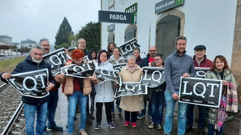 Miembros del BNG en la estaciónde Parga este domingo