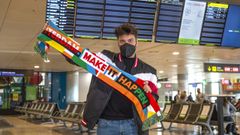 Blas Cant, representante de Espaa en Eurovisin 2021, posa en el aeropuerto antes de su viaje a Rotterdam.