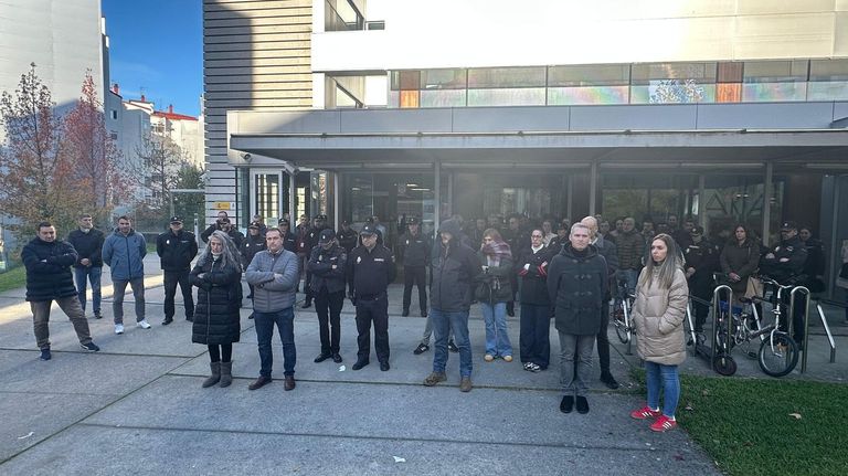 Minuto de silencio en Vigo por la muerte de un policía de 41 años en un robo en Valencia: «Vuela alto, compañero»