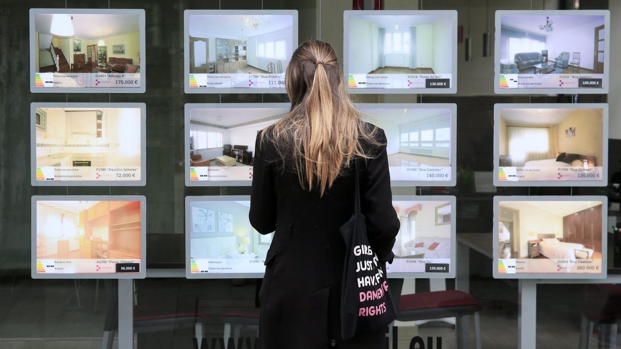 El buen tiempo y el alivio de restricciones atrae peregrinos a Santiago.La Federaci�n Galega de Inmobiliarias alerta de que la escasa oferta de viviendas en alquiler caer� a�n m�s tras el verano