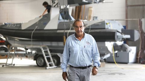Íñigo Echenique, fundador y responsable de la firma naval Seadrone, en las instalaciones de Sárdoma con el Sead 23 detrás