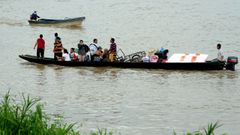 Desplazados venezolanos cruzan en un bote desde La Victoria, en Venezuela, a Arauquita, en en territorio colombiano