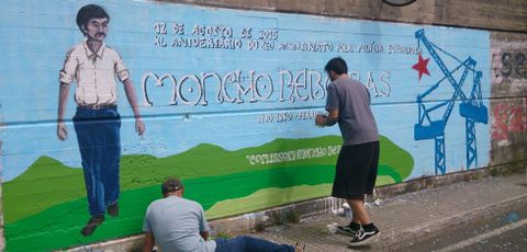 Durante la maana se elabor un mural conmemorativo en el barrio de Caranza. 