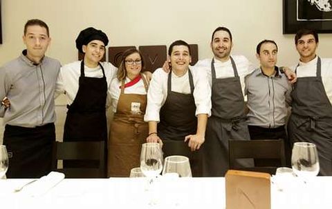 El equipo de Nova Restaurante, al frente del cual están Daniel Guzmán (apoyado en la silla) y Julio Sotomayor (a su izquierda).
