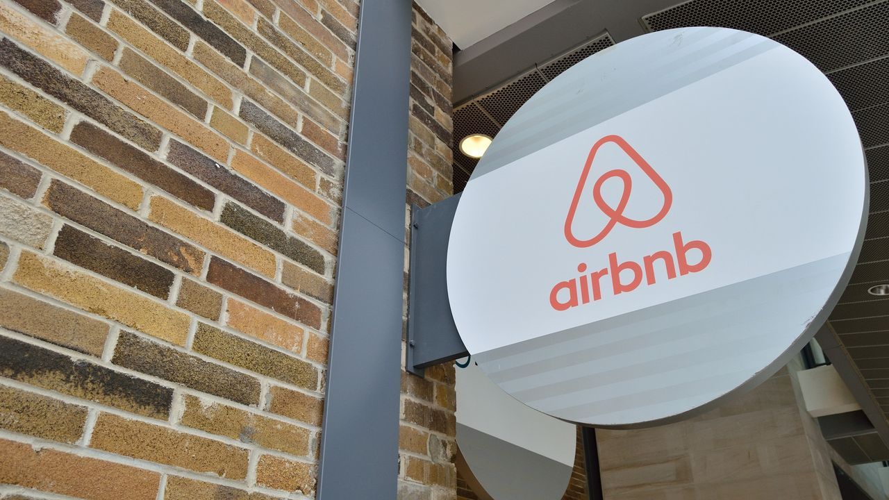 El consejero delegado de Airbnb deja en el aire su salida a bolsa este año
