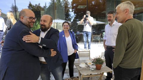 Rubén Cela (BNG) y José Manuel Lage (PSdeG) se saludan en presencia de Carme da Silva (BNG), Alberto Varela (PSOE) y Bieito Lobeira (BNG). En segundo plazo, a la izquierda, aparece la socialista Carmela Silva, que también formó parte de la delegación de ese partido.