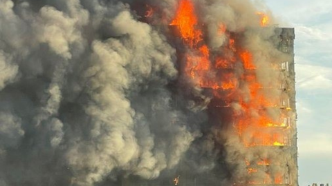 Las llamas arrasan un incendio de 14 plantas en Valencia