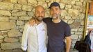 Pedro Alonso con Manuel Rodrguez, chef del restaurante de la playa de A Cova