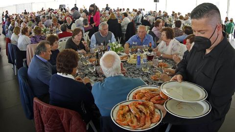 Celebracin comida tercera edad en  Porto do Son